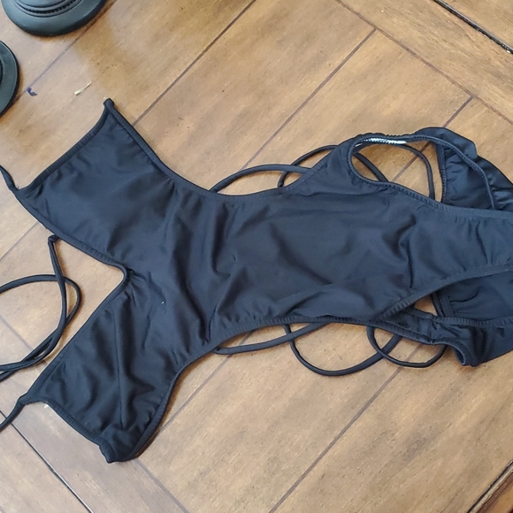 Two women's swimsuits - Picture 7 of 9